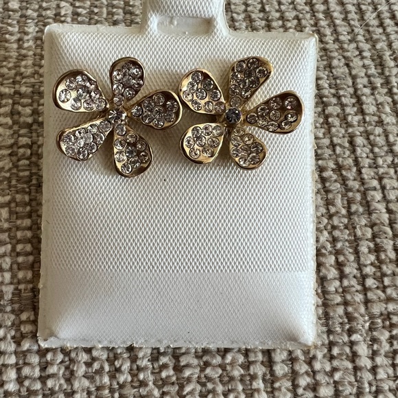 Gold tone and crystal flower earrings - Picture 5 of 8